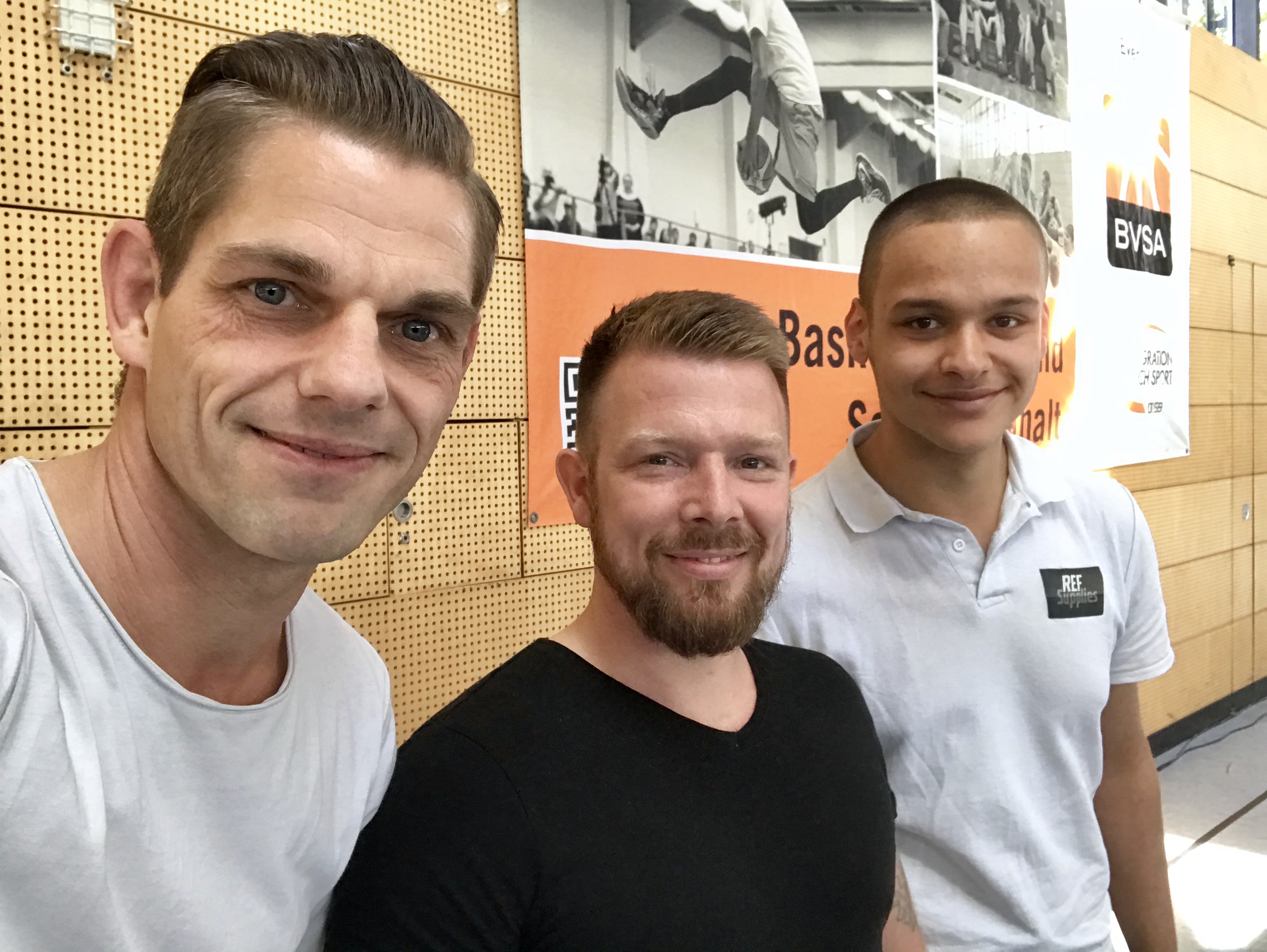 Oliver Krösch mit seinen Schiri-Kollegen Daniel Blitz (Mitte) und Joshua Holtermann. // Foto: BVSA